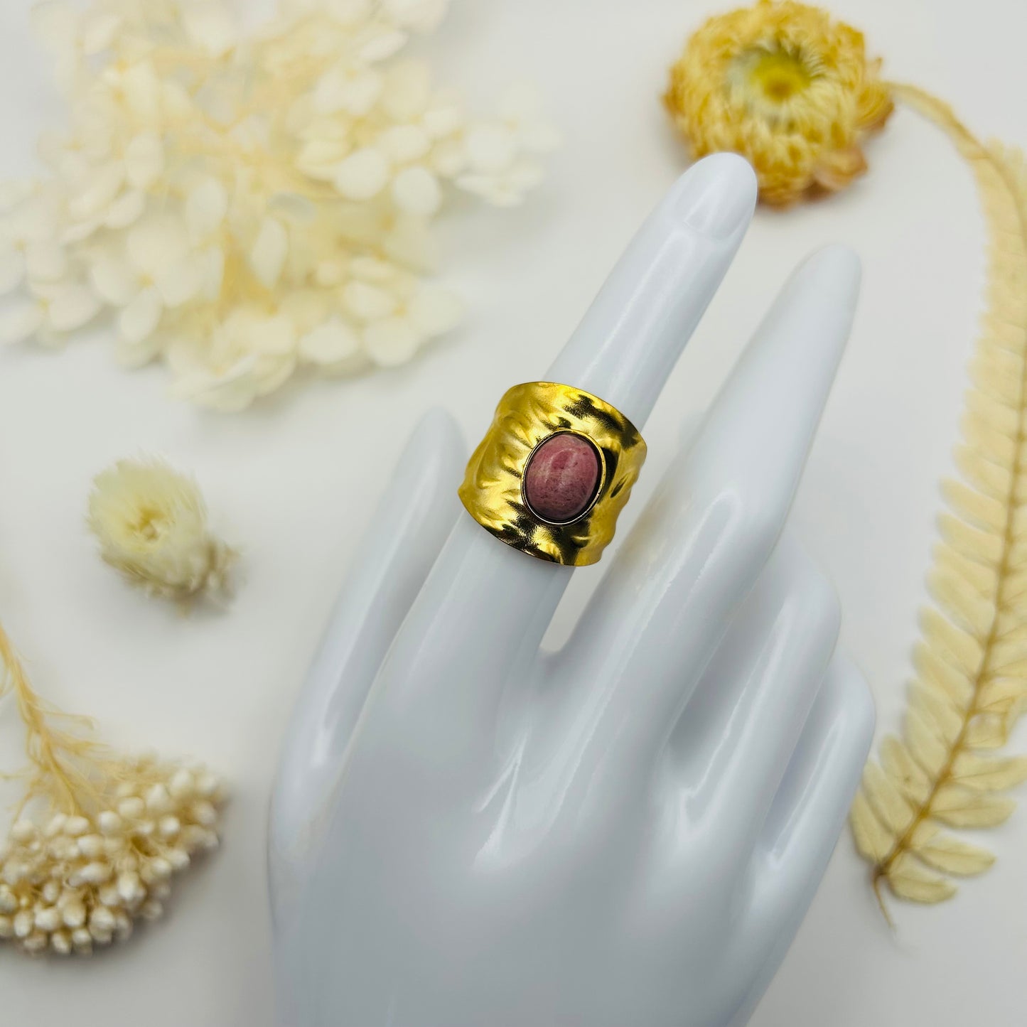 Gold ring set with a Rhodonite (TR)