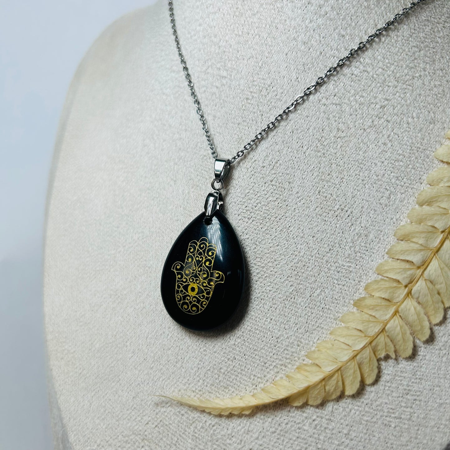 Pendentif Agate Noire orné de sa Main de Fatma dorée