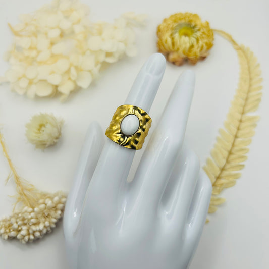 Gold ring set with a White Jade (TR)