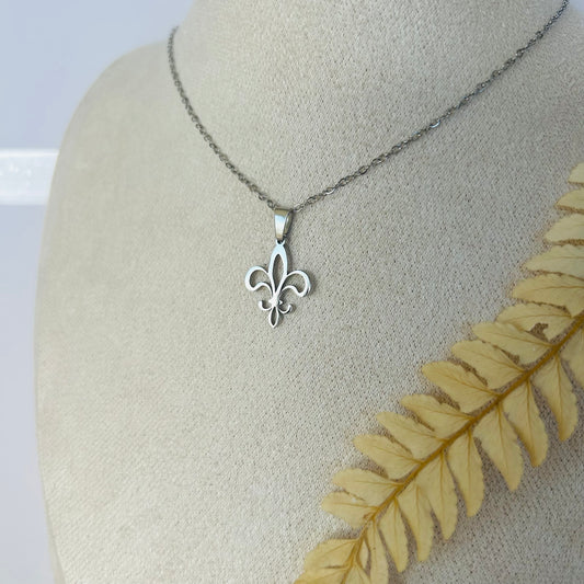 Fleur de Lys Necklace (silver)