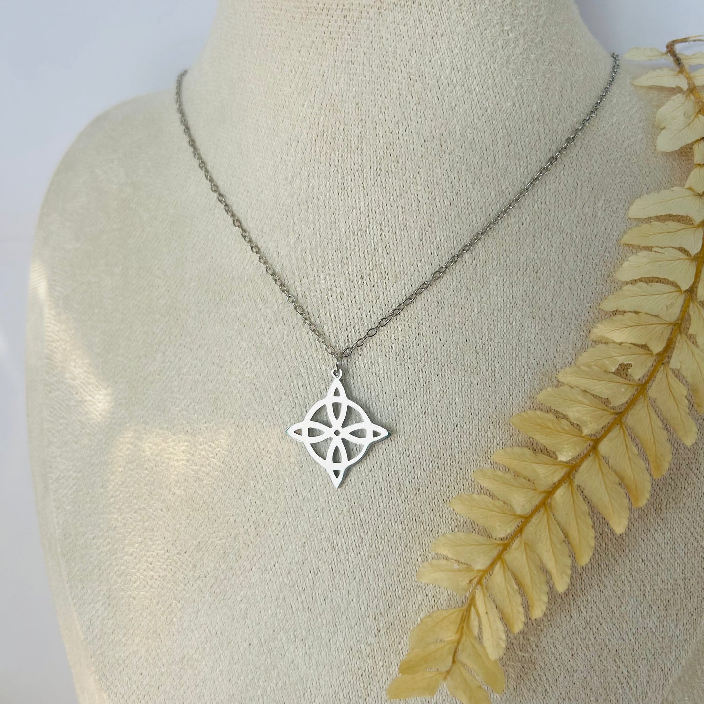 Witch's Knot Necklace (silver)