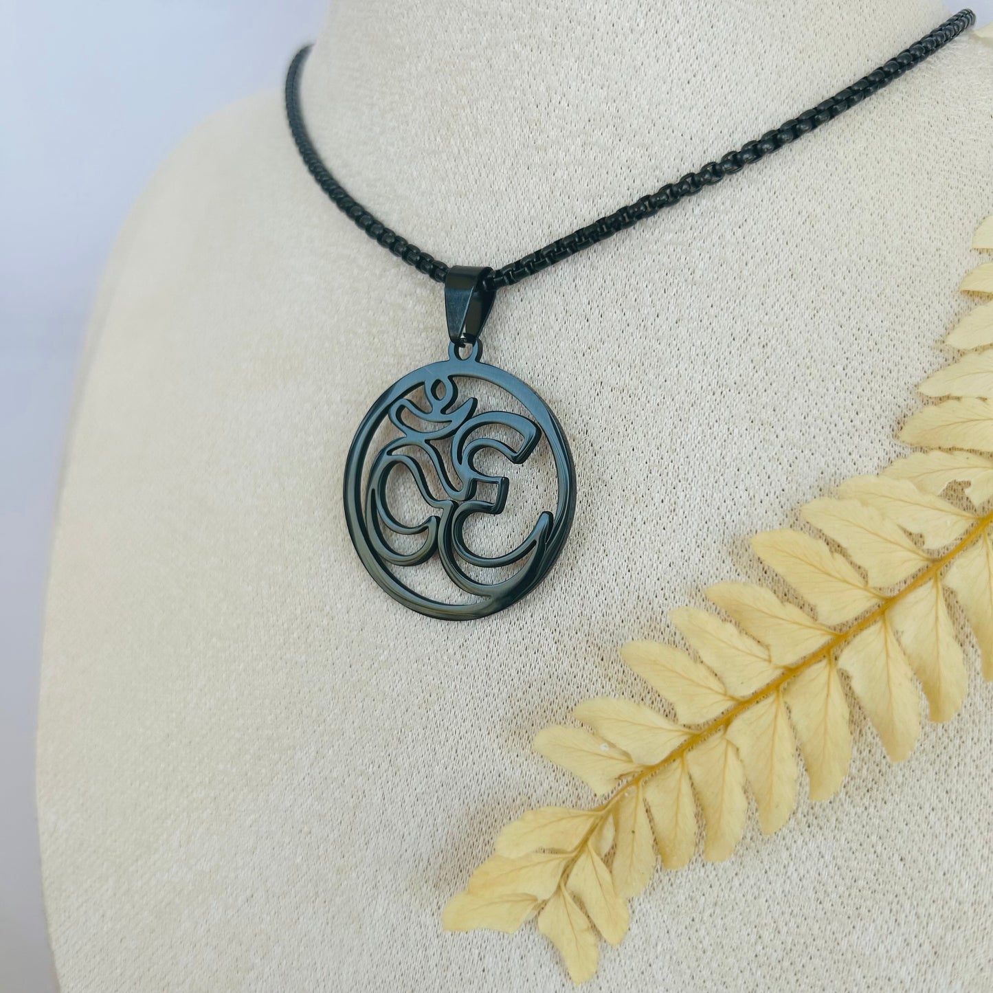OM Necklace (black)