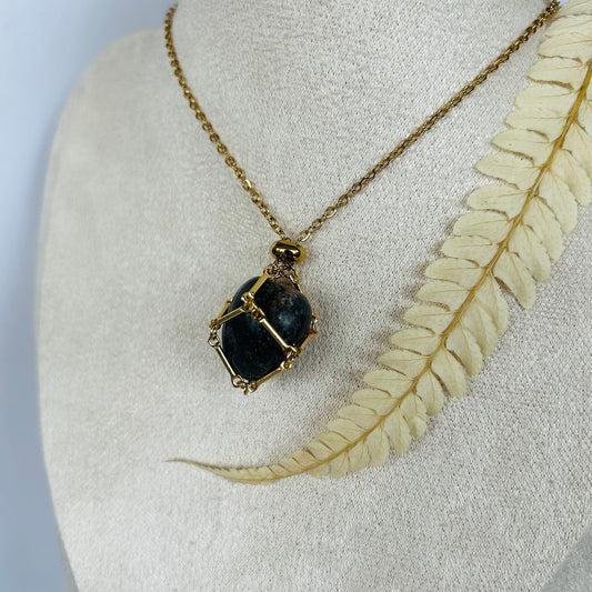 Natural stone necklace (gold)