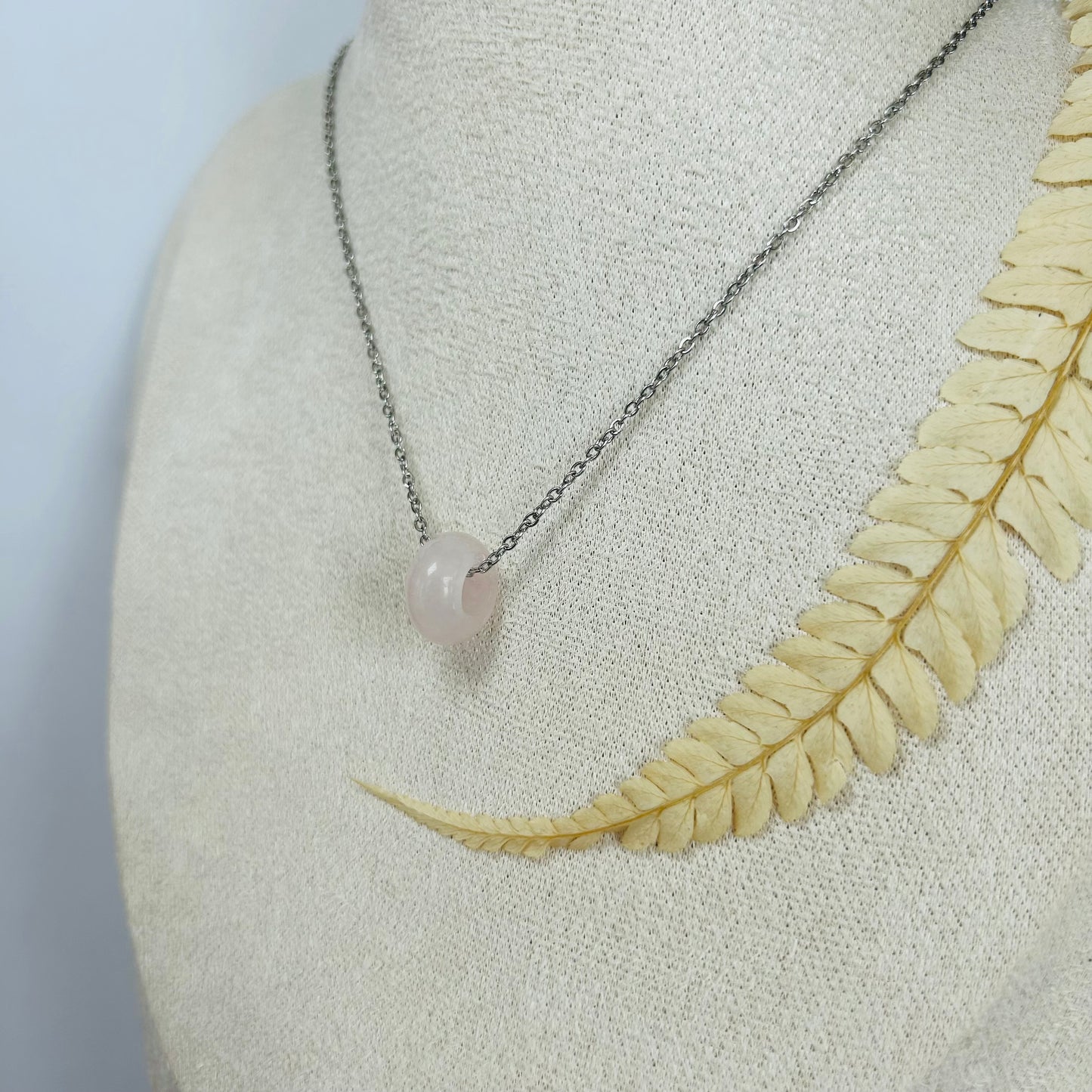 Chaîne argenté avec pendentif Quartz Rose (Donut)