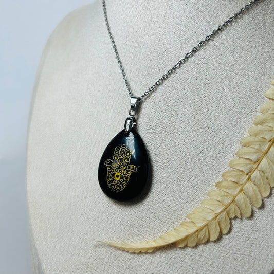 Pendentif Agate Noire orné de sa Main de Fatma dorée