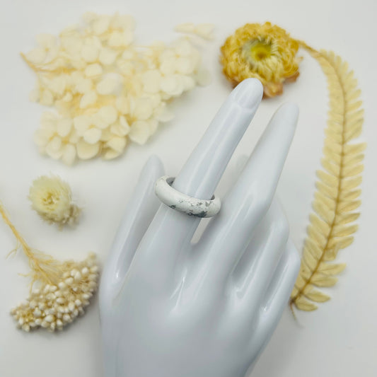 Howlite ring (size 60)