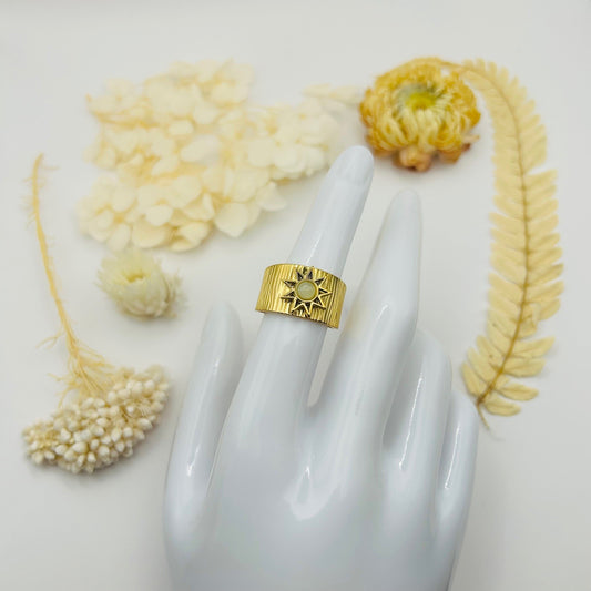 Gold ring set with a Green Aventurine (TR)